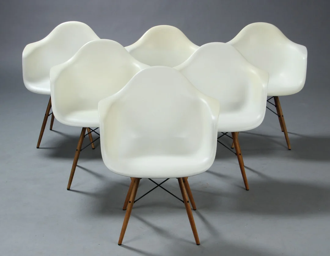 Charles Eames. Et sæt på seks armstole, model DAW, hvide. (6) — Furniture/Chairs — Lauritz