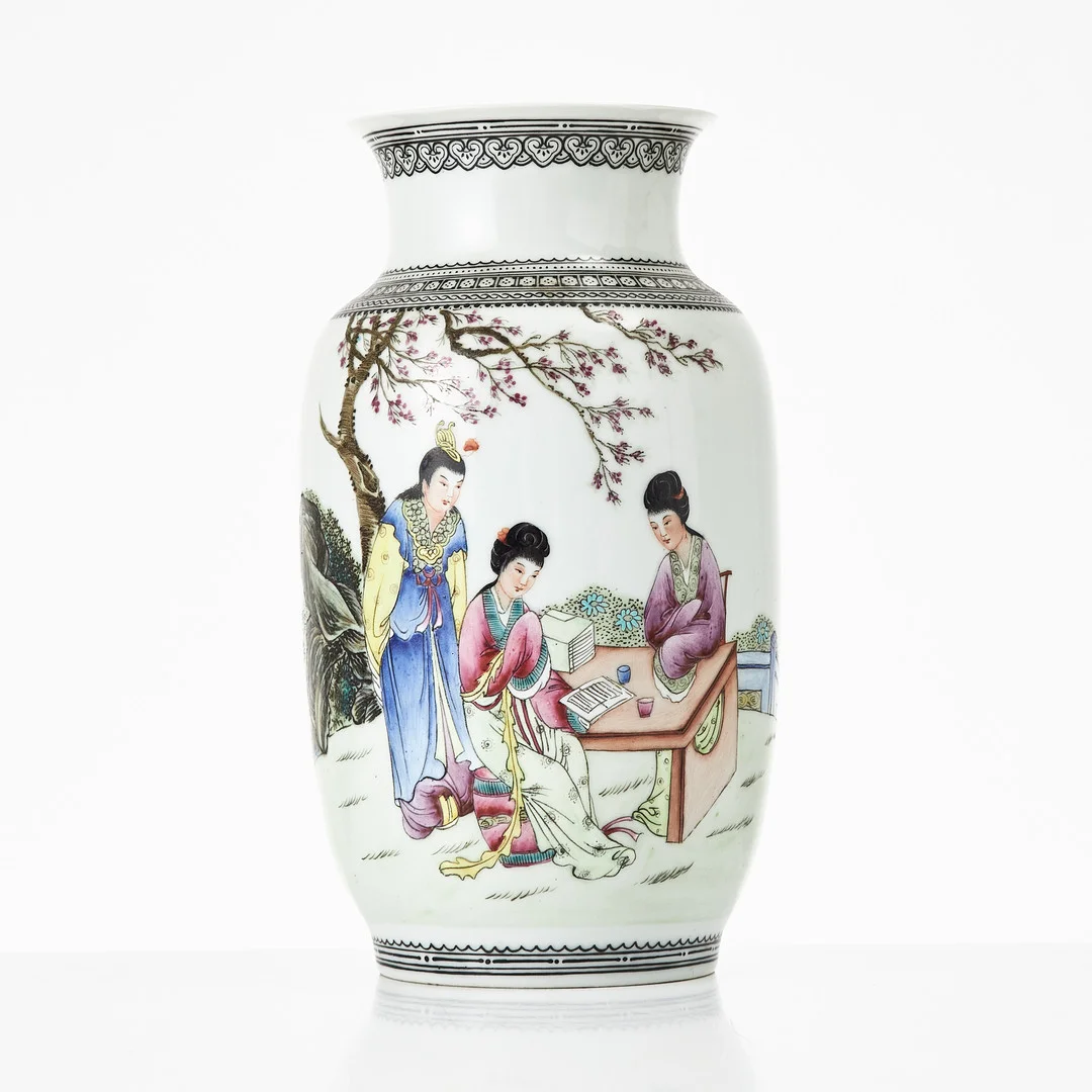 VAS, porslin, Kina, 1900-talets mitt/andra hälft, dekor av figurscen på trädgårdsterrass i emaljfärger och sepia, kalligrafi, sigillmärke. — Ceramics & Porcelain — Stockholms Auktionsverk Magasin 5
