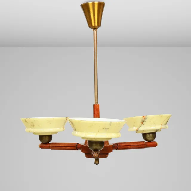 Art Deco lysekrone af bejdset bøg med skærme af marmoreret glas, 1930-40'erne.