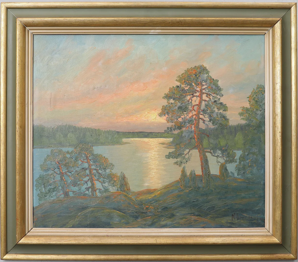 OIDENTIFIERAD KONSTNÄR. olja på duk, Kvällssol över sjö, signerad. — Paintings — Södermanlands Auktionsverk