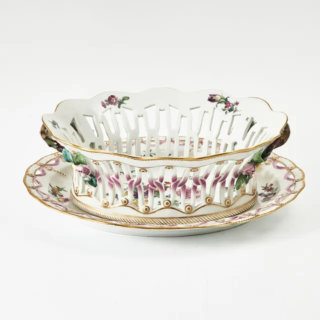 ROYAL COPENHAGEN. Gallerskål med underfat, " Saschsisk blomst", porslin.