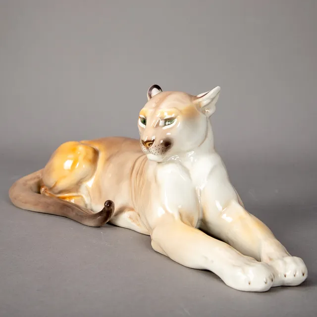 THEODOR KÄRNER (1884-1966). Liegender Puma, Nymphenburg, nach 1952.
