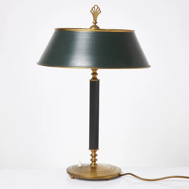 BÖHLMARKS, BORDSLAMPA, modell 6942, fot och detaljer i mässing, svartlackerad mittendel, grön skärm.