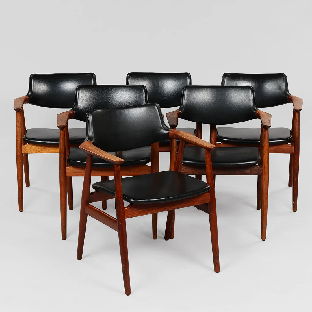 SVEND AAGE ERIKSEN. Sæt på seks armstole med stel af teak, sæde og ryg betrukket med sort imiteret læder, Model GM11, Glostrup Møbelfabrik, Danmark, 1960'erne. — Armchairs & Chairs — Palsgaard Kunstauktioner