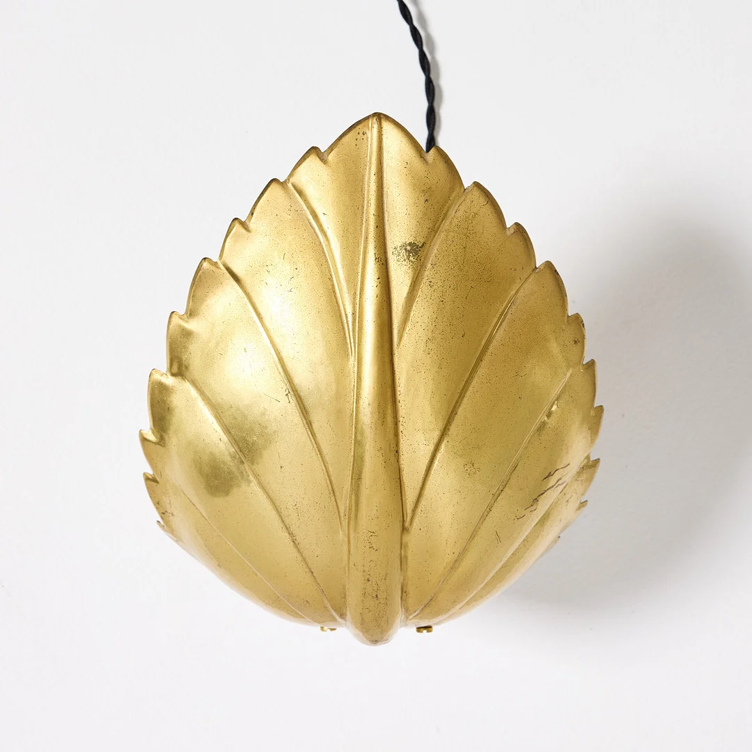 HANS BERGSTRÖM. Vägglampa, Ateljé Lyktan, Åhus 1940-tal, Swedish Modern, modell C443, mässing, i form av ett löv. — Wall Lights — Stockholms Auktionsverk Fine Art