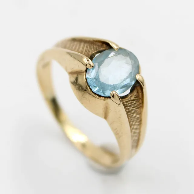 Ring made of 14 kt gold, adorned with synthetic spinel. Size 55.