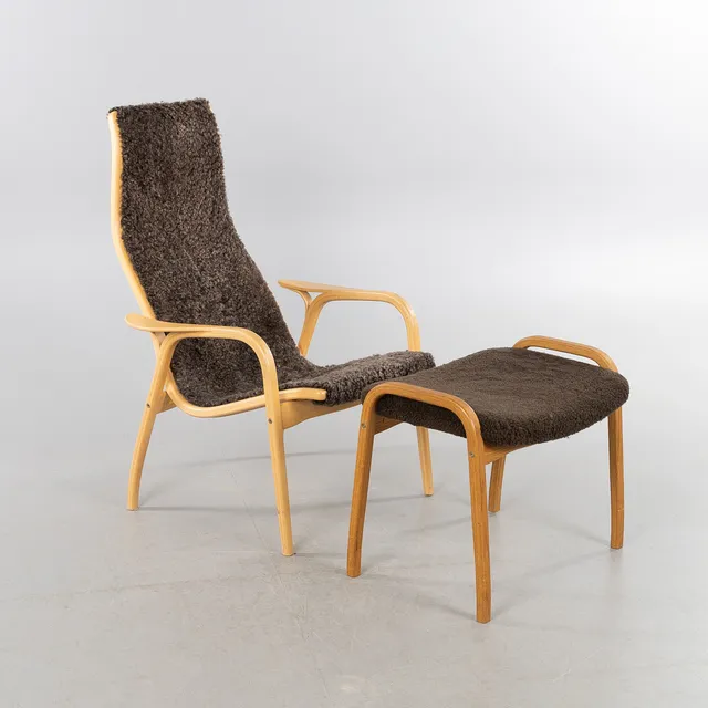 YNGVE EKSTRÖM. Fåtölj, "Lamino", med fotpall, fårskinn, Swedese, 2000-tal.