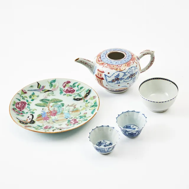 PARTI PORSLIN, 5 delar, Kina, 17- & 1800-tal, bemålning i blåvit underglasyr, emaljfärger och famille rose.
