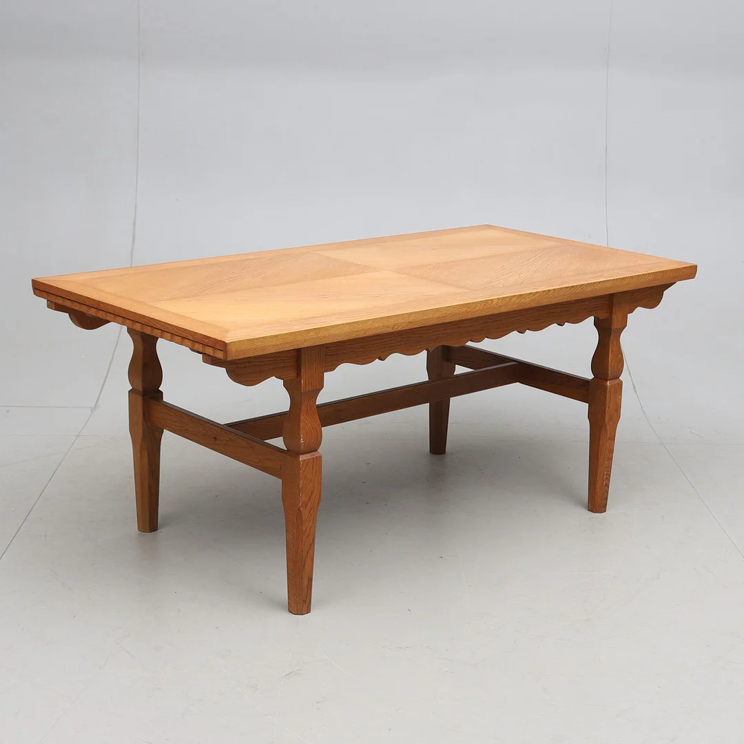 HENNING KJAERNULF. tillskrivet, matbord, ek, Danmark, 1900-talets andra hälft. — Tables — Gomér & Andersson Norrköping