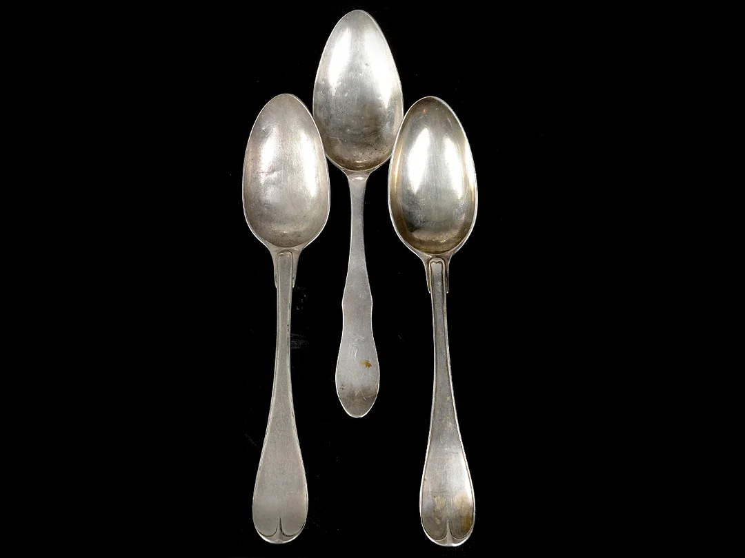 MATSKEDAR 3 ST, silver, Eneroth Stockholm 1799 och Hagrelius Mariefred 1804, längd 21 - 22 cm, vikt 160,0 g, ägarmonogram, mindre bucklor. — Silver/Matsilver — Kaplans