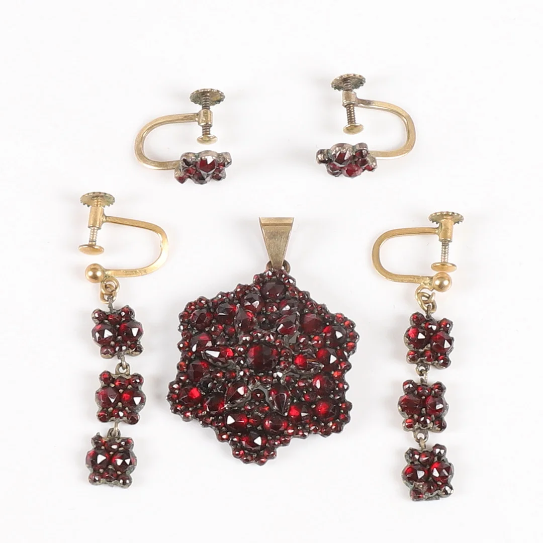 SMYCKEN, Granater. — Jewellery — Garpenhus Auktioner