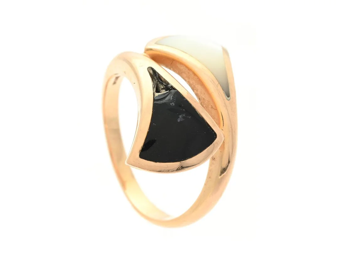 BVLGARI, ring, Diva´s Dream, 18K roséguld, pärlemor, onyx, stl 17 mm, vikt 7,0 g, onyxen är skadad, originaletui. — Smycken/Ring — Kaplans