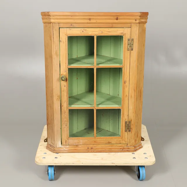 A 19TH CENTURY PINE HANGING CORNER CUPBOARD.