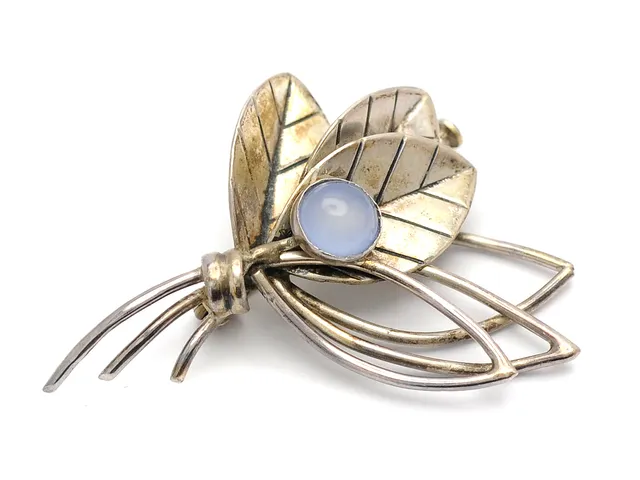 BROSCH, silver, cabochonslipad blå sten, längd 4,4 cm, svensktillverkad, vikt 7,8 g.