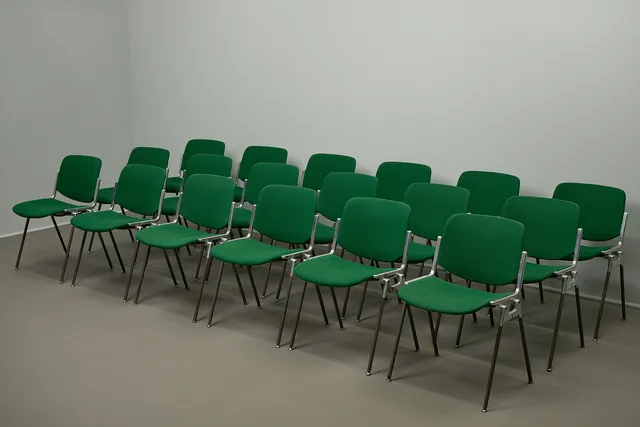 GIANCARLO PIRETTI. Castelli, achtzehn Stühle, Modell 'DSC 106', Wolle, Aluminium, PVC, Entwurf 1965, Italien (18).