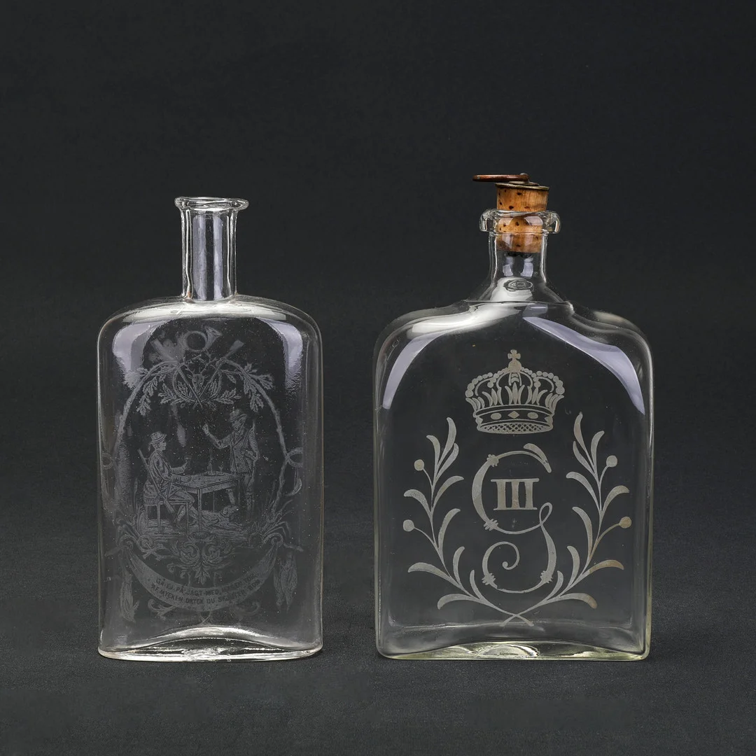 FLASKOR, 2 del, karaff monogram Gustav III, plunta med slipad jaktmotiv. — Utility glass — Södermanlands Auktionsverk