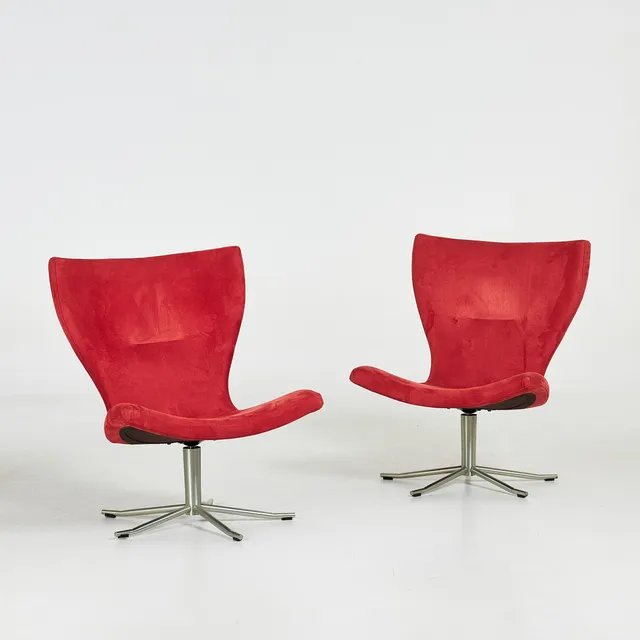 JAN EKSTRÖM. "Gyro", fåtöljer, 1 par, roterbara, centralfot i aluminium, klädsel i mocka.