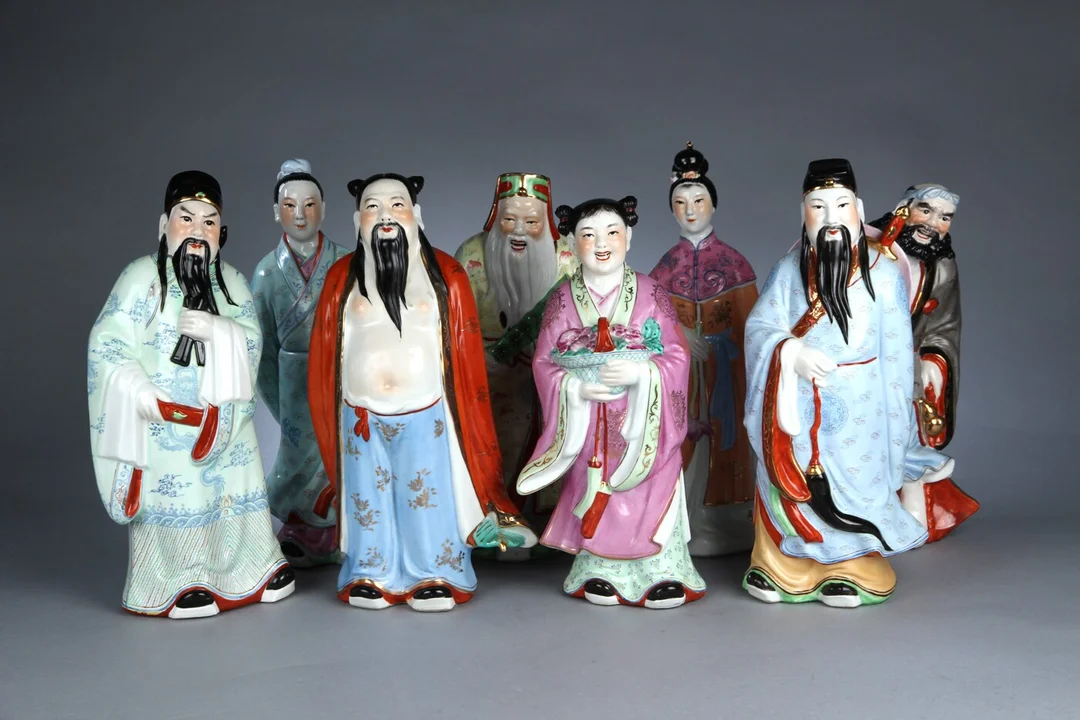 Jingdezhen, Kina. Otte figurer af porcelæn (8) — Hobby and collectibles/Asian art — Lauritz