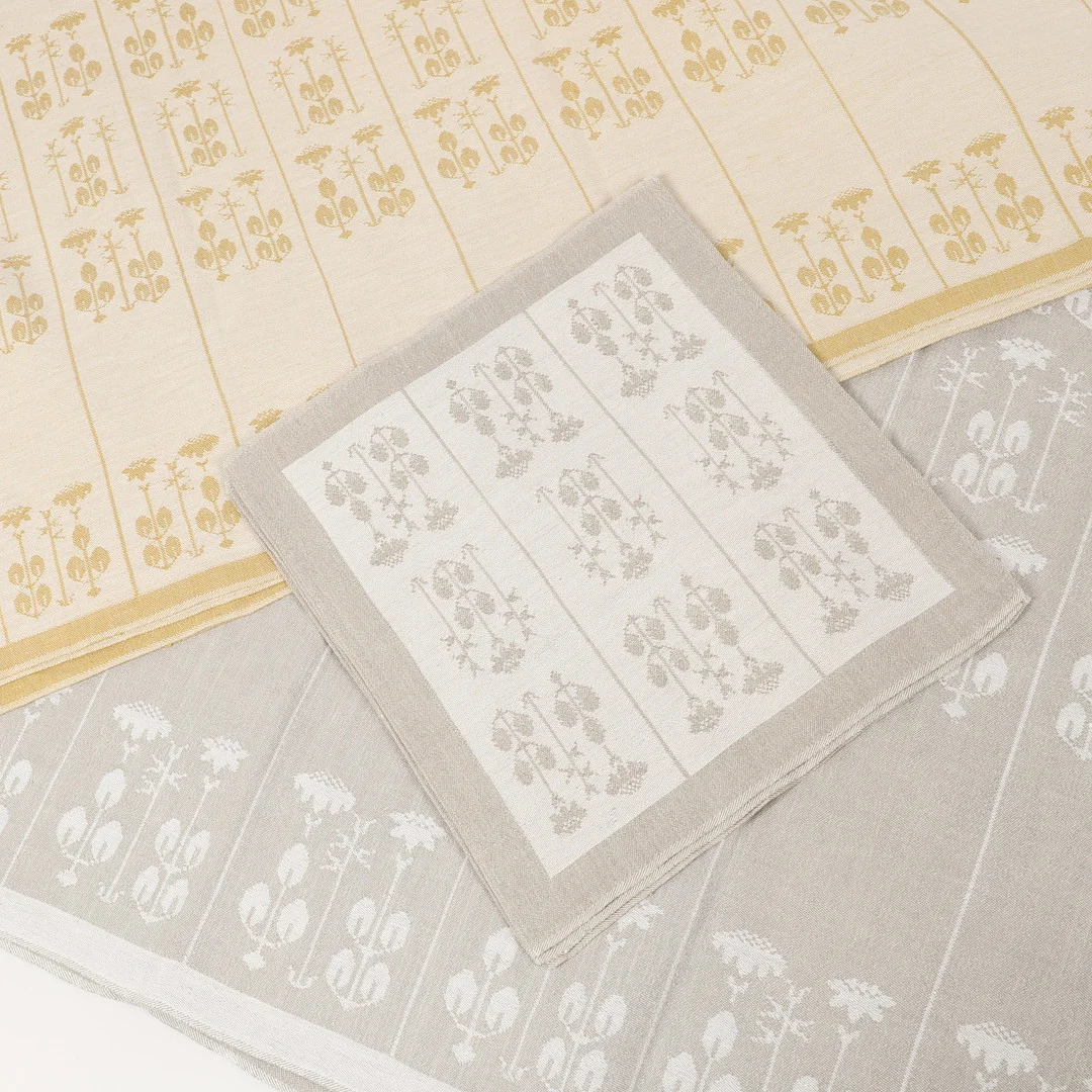DORA JUNG. Duk samt servetter, 5 delar, "Örtagård", linnedamast, Tampella, Finland. — Textiles — Helsingborgs Auktionskammare
