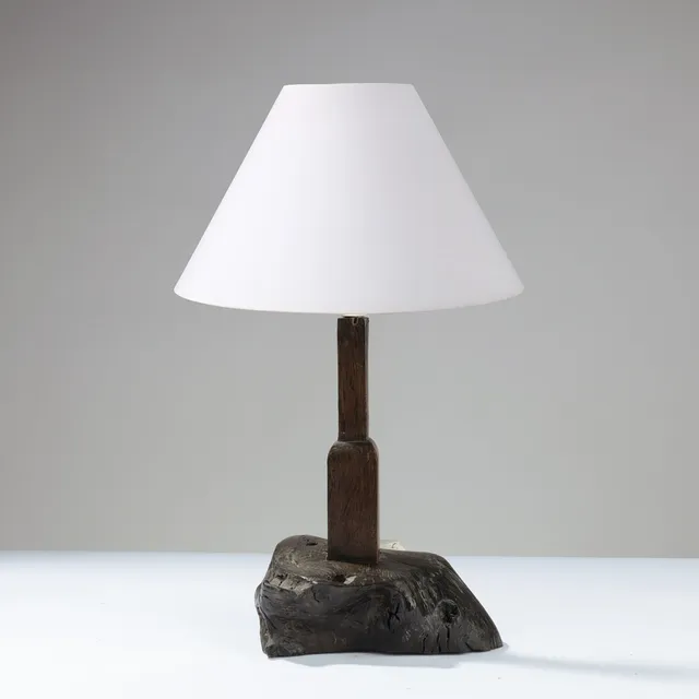 Skulpturel bordlampe af mørkbejdset træ, 20. århundrede.