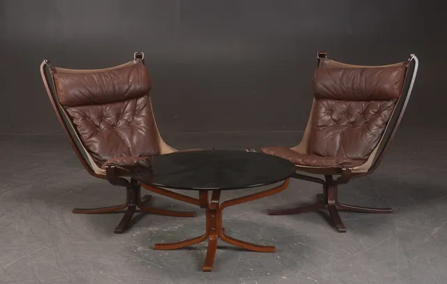 A pair of Falcon chairs and a glass table (3)