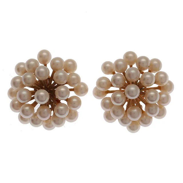 Gold and pearls earrings.