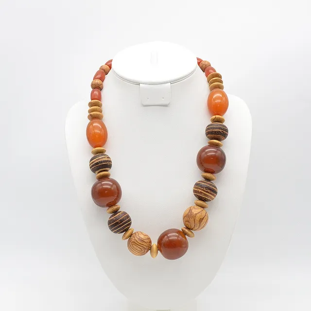 HANDGEMACHTER DESIGNERCOLLIER IM SAFARI STIL, 1980ER, HOLZPERLEN UND BERNSTEINIMITAT.