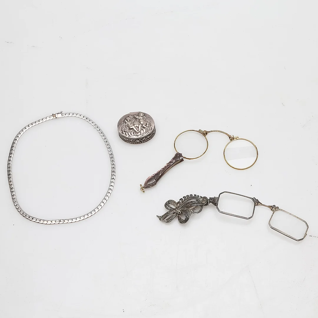 SAMLING, Kuriosa, Glasögon, Silverdosa samt Silverhalsband. — Other metals — Kalmar Auktionsverk