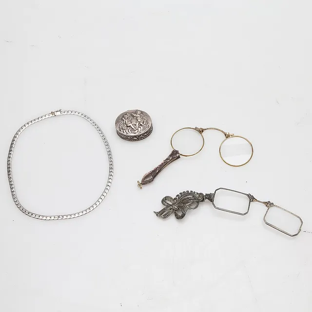 SAMLING, Kuriosa, Glasögon, Silverdosa samt Silverhalsband.