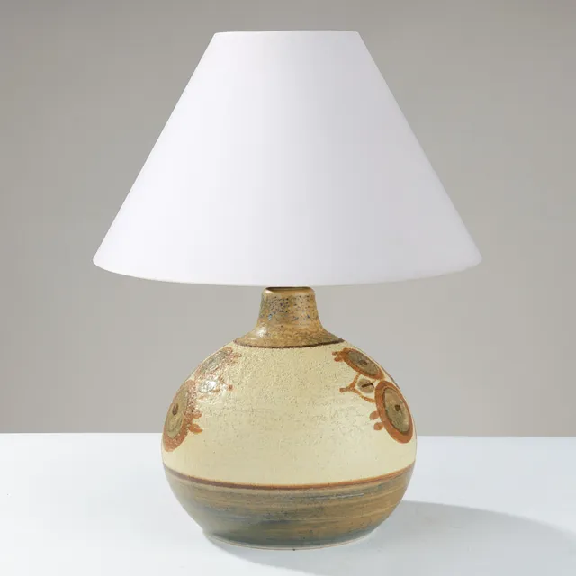NOOMI BACKHAUSEN & POUL BRANDBORG. Buttet bordlampe fra "Erika"-serien, glaseret stentøj med håndmalede mønstre, modelnr. 3063, Søholm, Bornholm, Danmark, 1970'erne.