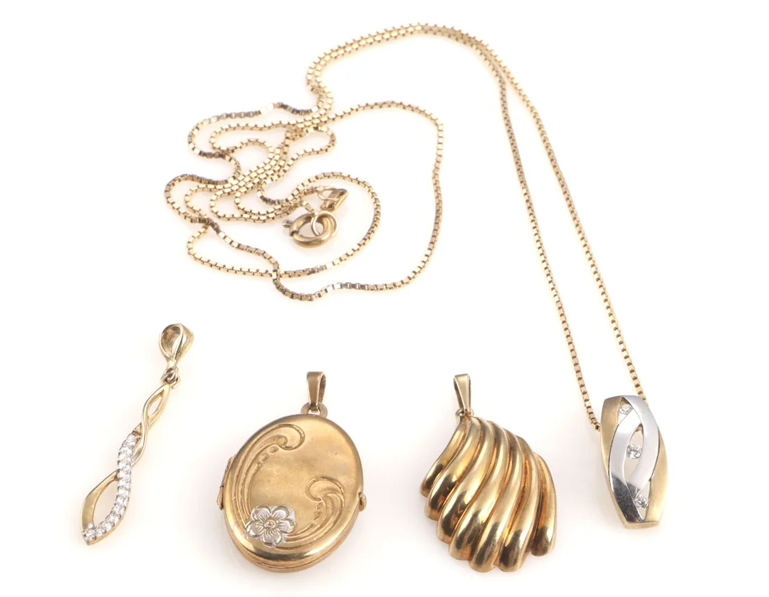 Herman Siersbøl, Støvring Design and others. Venezia necklace of 14 kt. gold and four pendants of 8 kt. gold, among other things adorned with clear stones (5) — Jewellery/Other jewellery — Lauritz