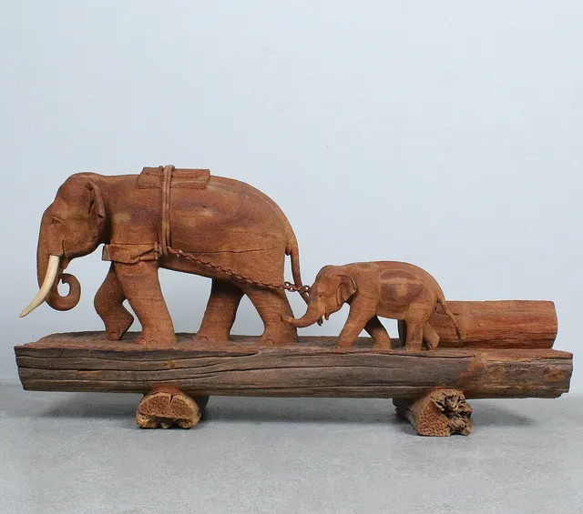 Skulpturaler Holzelefant aus Ceylon, Tropenholz. um die 1960er, Sri Lanka.