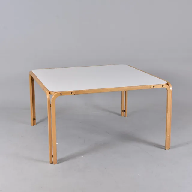 KARI ASIKAINEN. matbord, björk och laminat, Artek.
