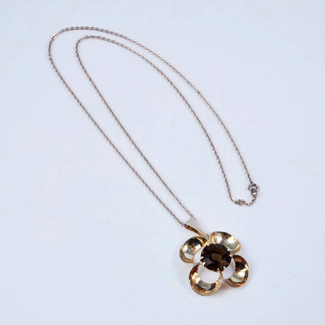 KULTASEPPÄ SALOVAARA. Hänge med kedja, hänge i sterlingsilver med rökkvarts, kedja pansarlänk i silver 835/1000, Kultaseppä Salovaara, Finland 1975. — Necklace — Stockholms Auktionsverk Sickla