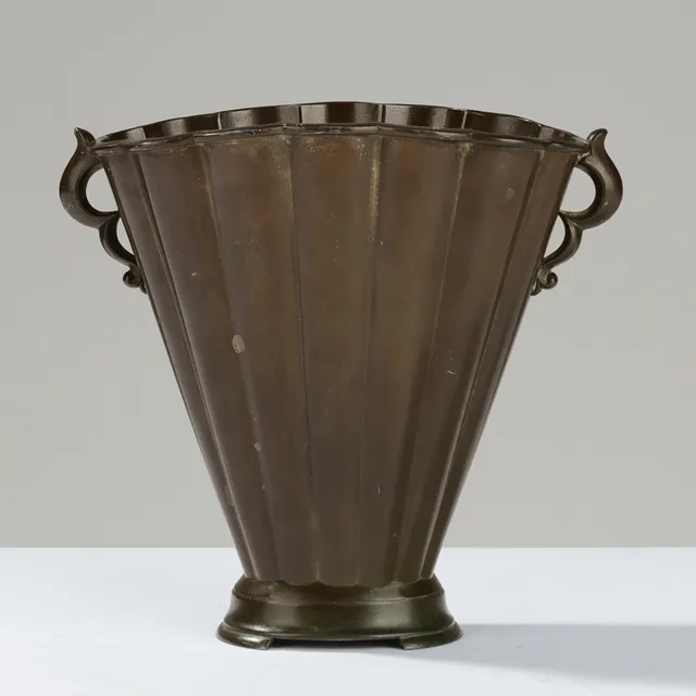 JUST ANDERSEN (1884-1943). Cup-shaped vase of bronze-patinated discometal with fluted body and curved handles, model no. 'D20', Denmark, designed in the period 1926-29.