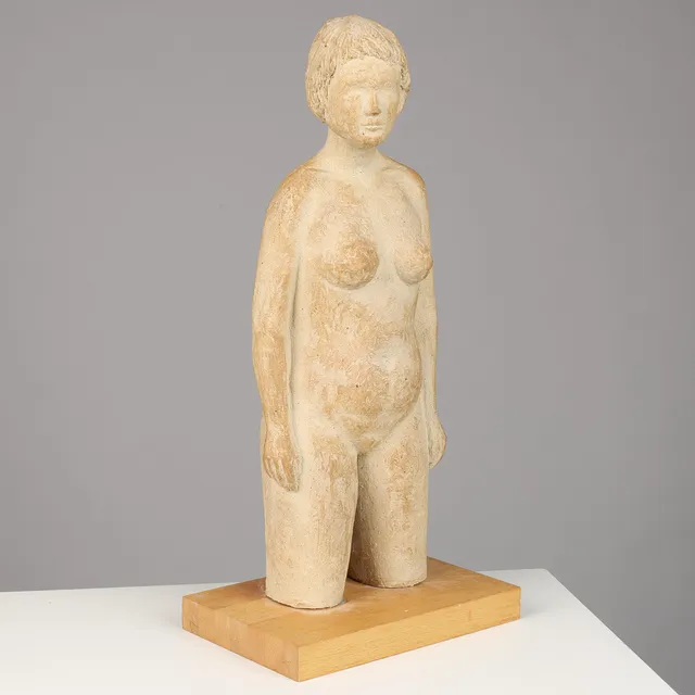 UBEKENDT KUNSTNER. Skulptur af nøgen kvinde, uglaseret lertøj, sokkel af massiv bøg, antageligt dansk formgiver, 20/21 årh.