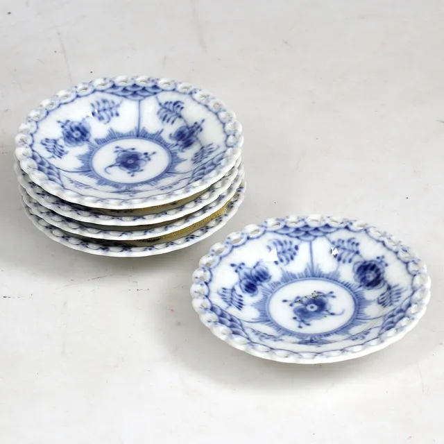 ASKFAT, 5 st, "Musselmalet", helblond, nr 1/1004, Royal Copenhagen, Danmark. 1900-tal.