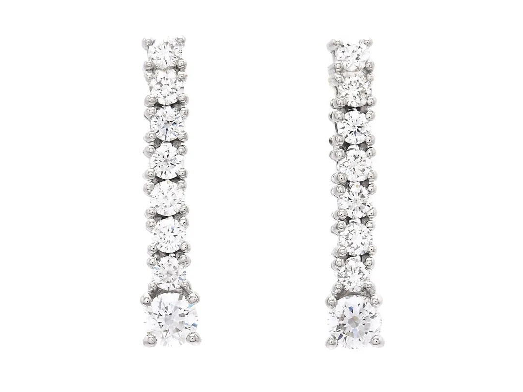 ÖRHÄNGEN, 18K vitguld, 16 briljantslipade diamanter ca 0,46 ctv, ca TW-W/VVS-VS, stift, vikt 2,5 g. — Smycken/Örhängen — Kaplans
