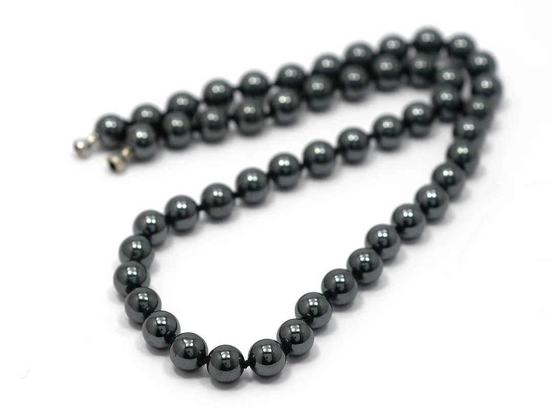 OLE LYNGGAARD, collier, hematitkulor ca 6 mm, längd 37,5 cm, dobbar, ej lås. — Smycken/Collier — Kaplans