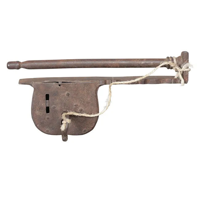 A LARGE WROUGHT IRON LOCK & KEY (2).