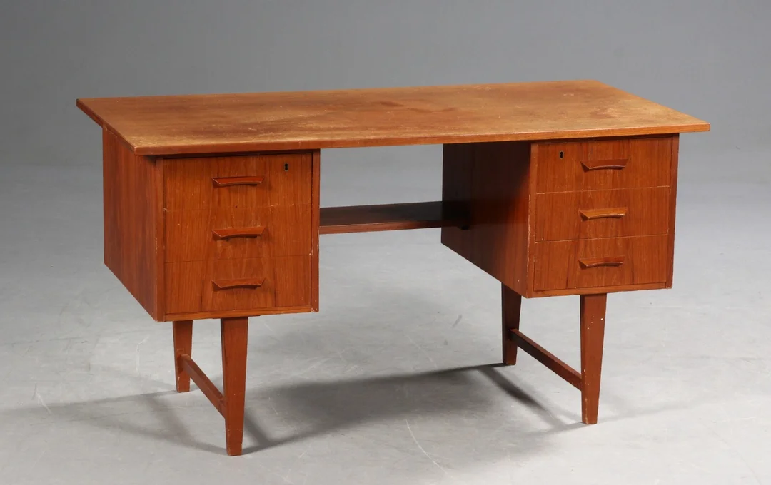 Dansk møbelproducent. Fritstående skrivebord, teak — Furniture/Office furniture — Lauritz