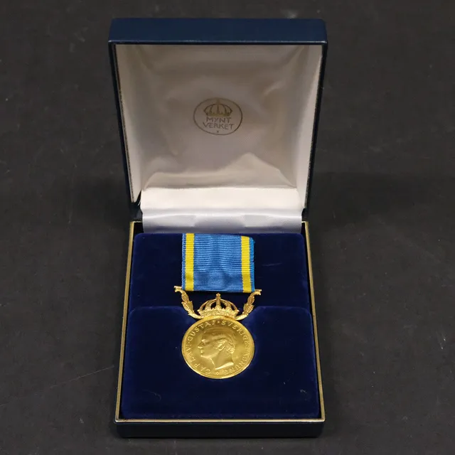 FÖRTJÄNSTMEDALJ, 23K OCH 18K GULD.