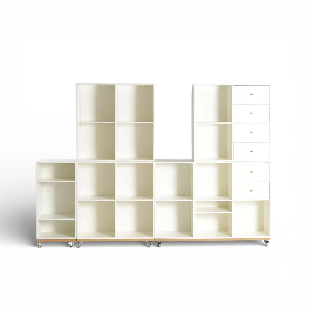 AT-BO. Samling reolmoduler, hvidmalet, front med skuffer og hylder. Fremstillet og mærket hos at-bo, Danmark (6). — Cupboards, Cabinets & Shelves — Woxholt Auktioner