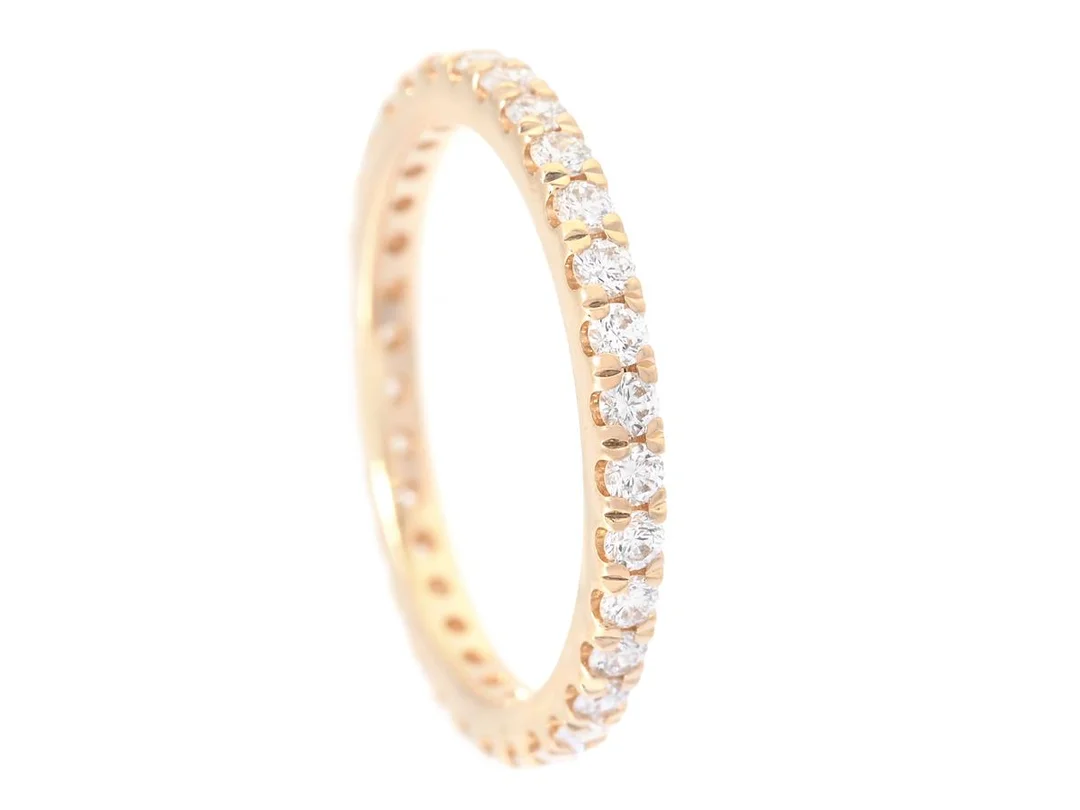HELALLIANSRING, 18K guld, 33 briljantslipade diamanter ca 0,66 ctv, ca TW-TCr/VVS-VS, stl 16,25 mm, vikt 2,0 g. — Smycken/Alliansring — Kaplans