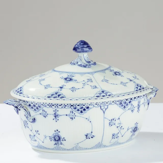 ARNOLD KROG (1856-1931). Oval suppeterin med låg af glaseret porcelæn, nr. 595, "Musselmalet Halvblonde", Royal Copenhagen, Danmark.