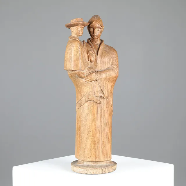 AAGE ERICHSEN. Skulptur af massivt udskåret egetræ i form af kvinde og dreng med hat, 1950'erne.
