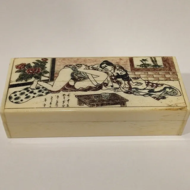ORIENTAL BONE TRINKET BOX.