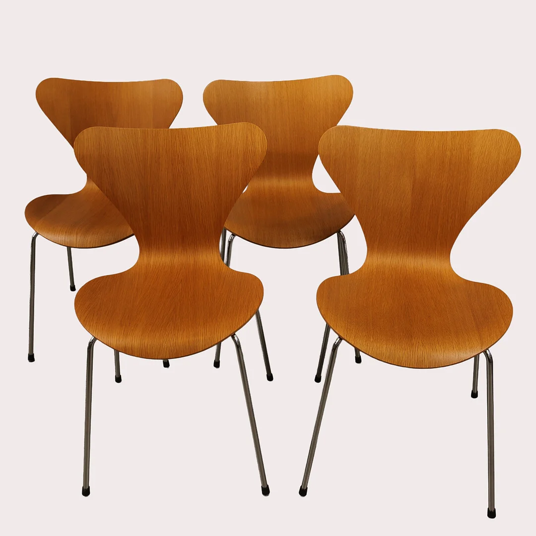 ARNE JACOBSEN. "Sjuan", stolar med sitsar av ek, ben av förkromat stål, modell nr 3107, Fritz Hansen, Danmark, formgiven 1955, 4 stycken, tillverkade ca år 2020. — Armchairs & Chairs — Limhamns Auktionsbyrå