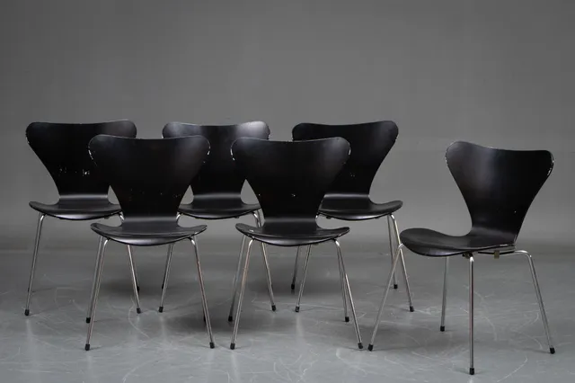 Arne Jacobsen. Sæt på seks spisestole model 3107, sorte (6)