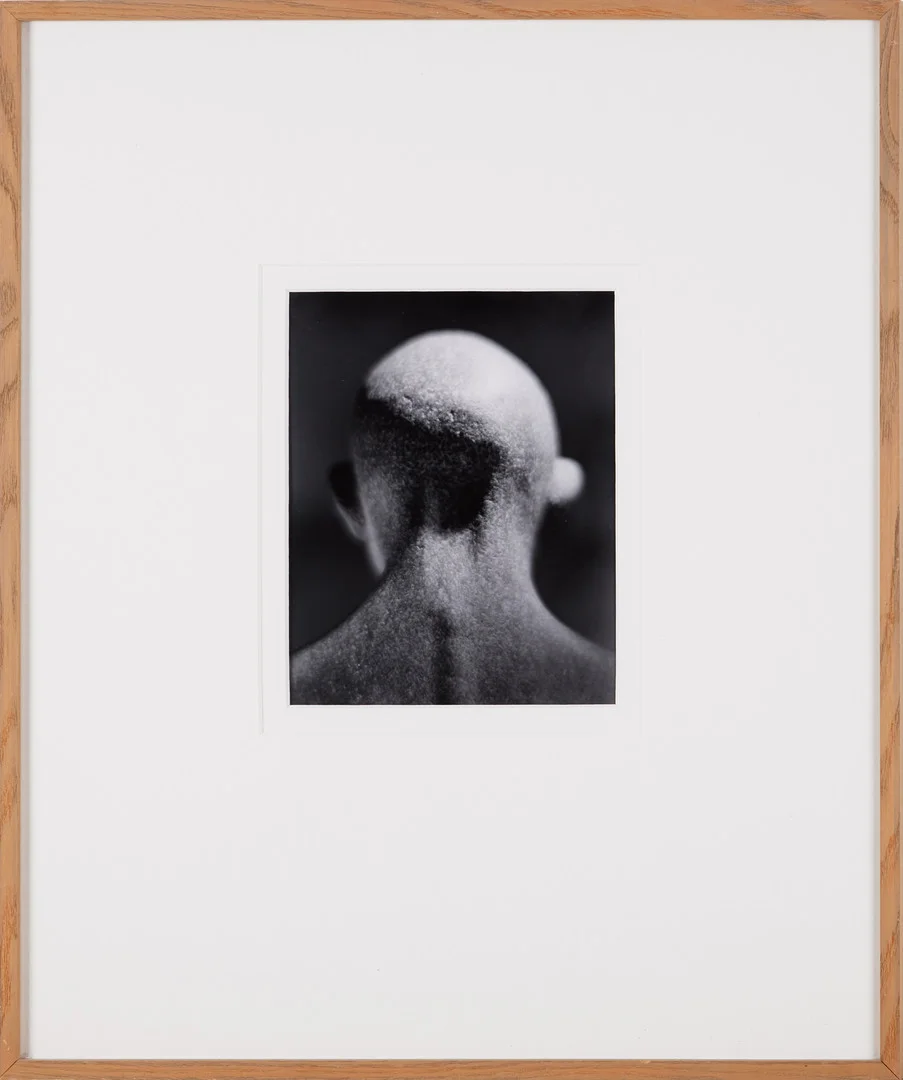 BRUNO EHRS (FÖDD 1954). Granitgossen (Paavo Nurmi), signerad och daterad Bruno Ehrs 19 06/06 90, silvergelatinfotografi. — Photography — Stockholms Auktionsverk Magasin 5